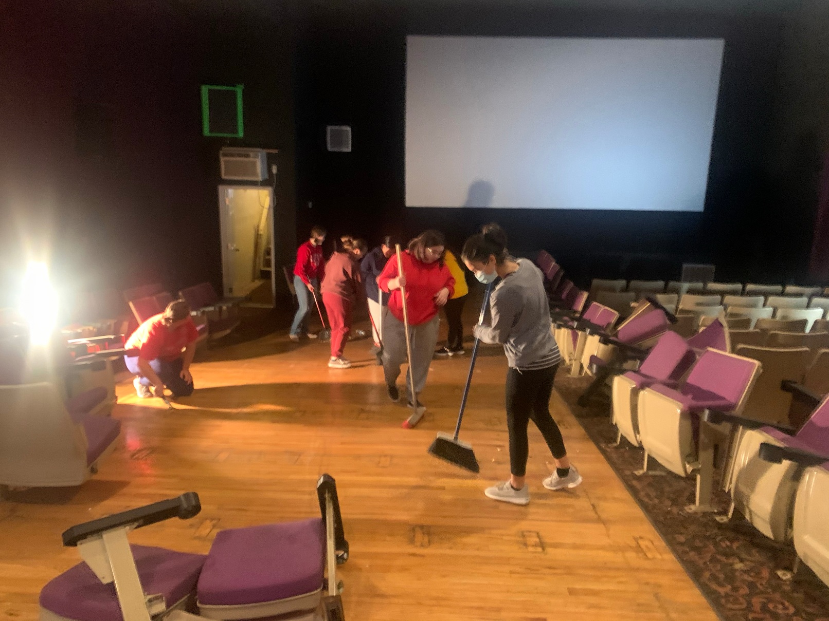 Hi-Teens Help Clean Fox Theatre SECO News seconews.org